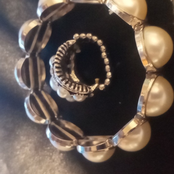 Faux Pearl beaded bracelet & 2 expandable rings . - Picture 8 of 9